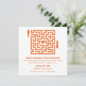 Tangerine Love Maze Enregistrer la date Invitation (Debout devant)