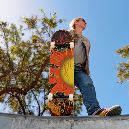 Tangled Sun, kleurrijke zon Abstracte kunst Skateboard (Buiten 1)