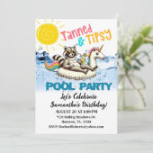 Tanned & Tipsy Raccoon Birthday Pool Party Kaart (Staand voorkant)