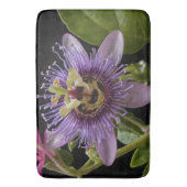 Tapis De Bain Beauté énigmatique : Fleur de passion violette (devant Vertical)