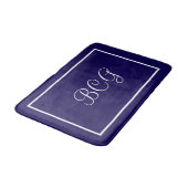 Tapis de bain bleu foncé monogrammé (Angle)