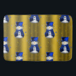 Tapis De Bain Blue Snowman sur Gold Christmas<br><div class="desc">Un motif de Noël mignon et coloré avec des bonhomme de neige vêtus d'un chapeau et de gilets en velours bleu,  sur un arrière - plan doré festif aux étoiles dorées pour ajouter une touche chic et fantaisiste à vos décorations de maison de Noël cette année.</div>