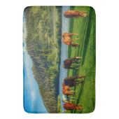 Tapis De Bain Chevaux Pâturant Près D'Une Rivière Et D'Une Monta (devant Vertical)