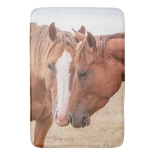 Tapis De Bain Chevaux qui se câlinent dans un pâturage
