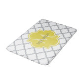 Tapis De Bain Chic Blanc Gris Quatrefoil Jaune Nom Monogramme (Angle)