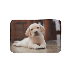 Tapis De Bain Chiot jaune de Labrador de bébé s'étendant sur