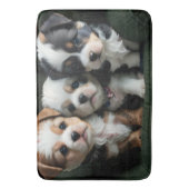 Tapis De Bain Chiots super mignons sur le canapé 2 (devant Vertical)