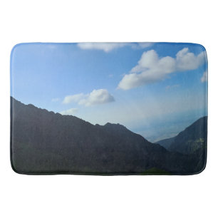 Tapis De Bain Cimes des Carpates sous un ciel bleu – Art montagn