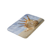 Tapis De Bain Conch Shell sur Sandy Beach, Blue Sky (Angle)