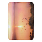 Tapis De Bain Coucher de soleil rose et de lac de pêche (devant Vertical)