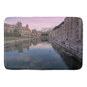 Tapis De Bain Coucher de soleil sur un petit canal à Cospicua, M