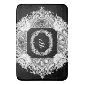 Tapis De Bain Damassé à la maison blanche décorée d'un (devant Vertical)