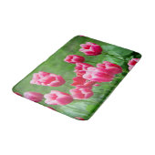 Tapis De Bain De mignonnes tulipes écarlate dans le jardin (Angle)