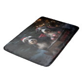 Tapis De Bain Décor de Noël Bernedoodle Snowy Sleigh (Angle)