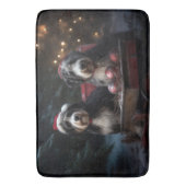 Tapis De Bain Décor de Noël Bernedoodle Snowy Sleigh (devant Vertical)