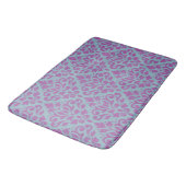 Tapis De Bain Défiler Damask Big Motif Plum sur Blue (Angle)