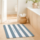 Tapis De Bain Dusty Blue and White Wide Stripes Nom du monogramm