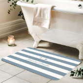 Tapis De Bain Dusty Blue and White Wide Stripes Nom du monogramm