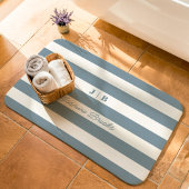 Tapis De Bain Dusty Blue and White Wide Stripes Nom du monogramm