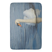 Tapis De Bain Elégant cygne muet sur le lac (devant Vertical)