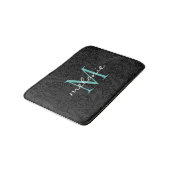 Tapis De Bain Élégant noir floral Turquoise Script Monogramme (Angle)