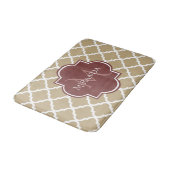 Tapis De Bain Élégant Tan Quatrefoil Bourgogne Monogramme et nom (Angle)