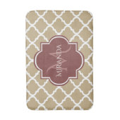 Tapis De Bain Élégant Tan Quatrefoil Bourgogne Monogramme et nom (Devant (Vertical))