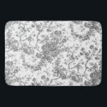 Tapis De Bain Élégant Vintage Français gravé Floral Gris-Toile<br><div class="desc">Elégant et orné gris et blanc vintage toile de jouy motif avec fleurs exotiques,  vignes et feuillage entrelacés de guirlandes et paniers de roses. Ce motif a été adapté d'un fragment textile français historique vers 1910 dans la collection Smithsonian. Motif est haute résolution mais ne peut pas être carrelé.</div>