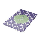 Tapis De Bain Élégant violet Quatrefoil et nom vert Monogramme (Angle)