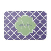 Tapis De Bain Élégant violet Quatrefoil et nom vert Monogramme (Devant)