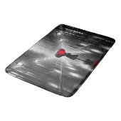 Tapis De Bain Femme Dans La Pluie Avec Parapluie Rouge (Angle)