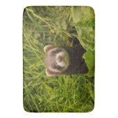 Tapis De Bain Ferret Brown mignon dans l'herbe photo (devant Vertical)