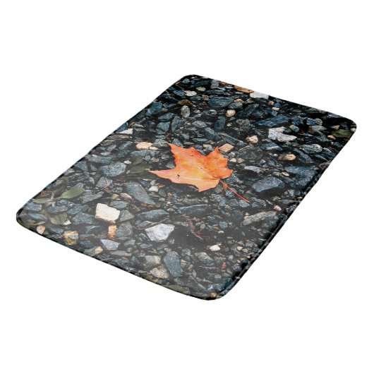 Tapis De Bain Feuille orange sur rochers noirs (Angle)
