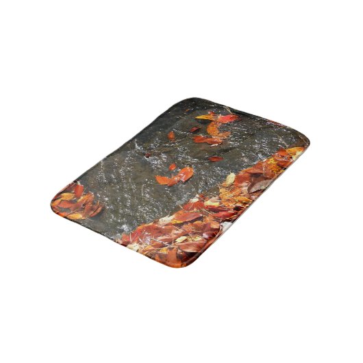 Tapis De Bain Feuilles d'automne dans la cascade I Photographie (Angle)