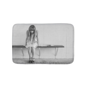 Tapis De Bain Fille inquiète