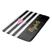 Tapis De Bain Flamant rose de nom personnalisé sur bandes noires (Angle)
