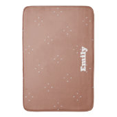 Tapis De Bain Flèche blanche monogramme sur mousse mocha arrière (devant Vertical)