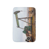 Tapis De Bain Grosse valise verte dans un champ pétrolier (Devant (Vertical))