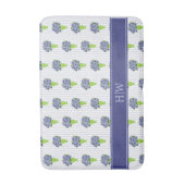 Tapis De Bain Hydrangea Bleu Vase Floral Monogramme Côtière (Devant (Vertical))