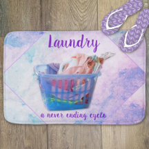 Lave-Linge Colorée Sur Les Couvercles Dans Panier