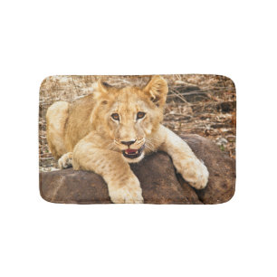 Tapis De Bain Le tigre CUB prend le reniflard sur une roche