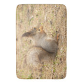 Tapis De Bain L'écureuil mignon mange une photo de noix (devant Vertical)