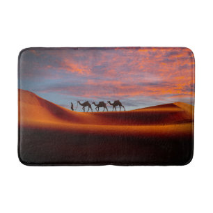 Tapis De Bain Les déserts Homme et chameaux dans les dunes de