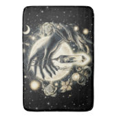 Tapis De Bain Main tenant un cristal sous la lumière de la lune (devant Vertical)