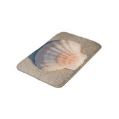 Tapis De Bain Mer Shell s'étendant sur la plage sablonneuse (Angle)