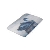 Tapis De Bain Misty Reflections | Moody Dusty Blue Swan sur le l (Angle)