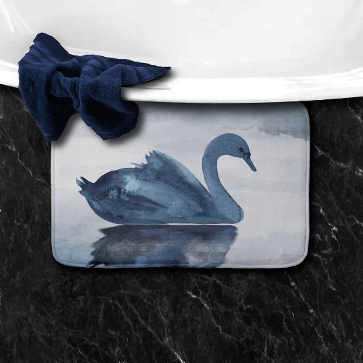 Tapis De Bain Misty Reflections | Moody Dusty Blue Swan sur le l