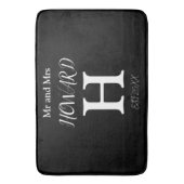 Tapis De Bain Monogramme blanc noir moderne Nom Nouveaux mariés (devant Vertical)