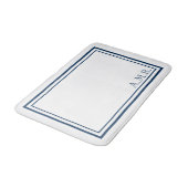 Tapis De Bain Monogramme bleu marine classique personnalisé (Angle)