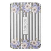 Tapis De Bain Monogramme bleu poussiéreux assorti fleurs rayures (devant Vertical)